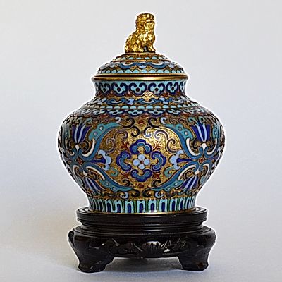 Банка с крышкой на деревянной подставке. . Китай. Первая половина 20 в. Эмаль , клуазоне. 