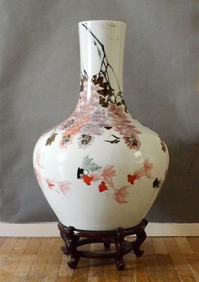 Большая подписная фарфоровая ваза на деревянной подставке. Китай. 20 век. Фарфор. Общая высота: 