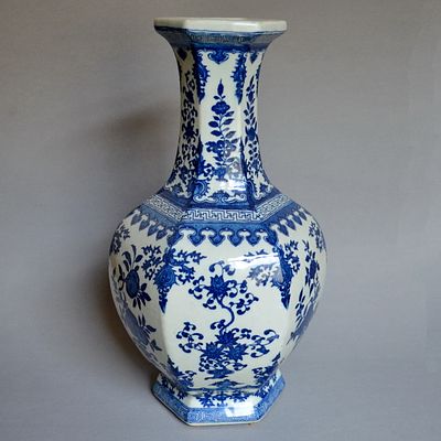 Большая китайская фарфоровая ваза с девизом. Девиз (подпись) Династия Цин
(1644 - 1911г.г.). 