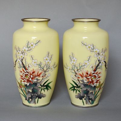 Парные вазы, с цветочным орнаментом на желтом фоне, выполненные в технике эмаль клуазоне. 