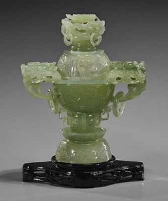 Антикварный нефритовая курительница на деревянной подставке. Китай. 19 век. Нефрит. Высота общ. 