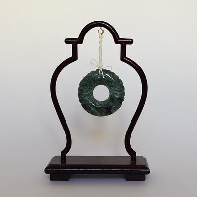 Архаичное нефритовое кольцо подвеска амулет Стиль "Тан".Китай. 20в. Резьба по натуральному 