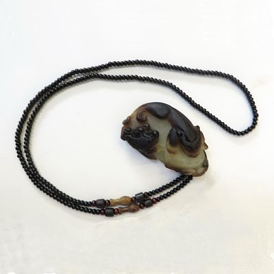 Резной нефритовый кулон с изображением, саламандры. Китай. 19/20 вв. Нефрит. Размер кулона: 55 