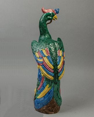 Китайская глазурованная, фарфоровая настольная скульптура феникса, стоящего на цветах пиона, с 