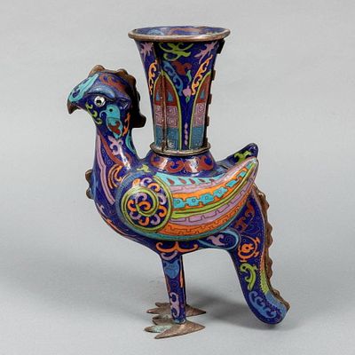 Архаичной формы птица, украшенная стилизованными птицами и архаическими мотивами в различных 