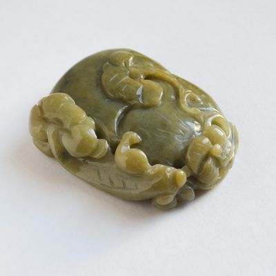 Кулон подвеска, вырезанный из нефрита - Амулет, талисман. Китай 20 век. Резьба по нефриту. 