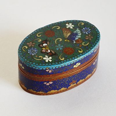 Шкатулка. Япония. Период Мэйдзи 1868-1912гг, Бронза, эмаль клуазоне. Размер: . 3.0 см х 6.5 см 