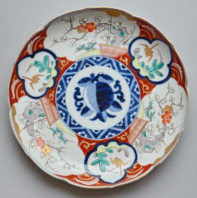 Фарфоровая тарелка Имари. Япония 19/20 вв. Фарфор, ручная роспись. Размер: высота 4.0 см 