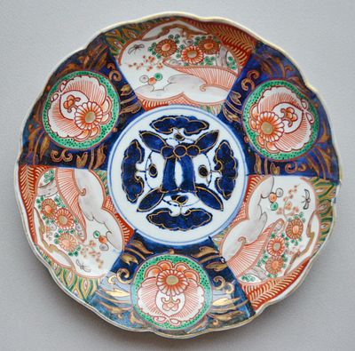 Фарфоровая тарелка Имари. Япония 19/20 вв. Фарфор, ручная роспись. Размер: высота 4.0 см 
