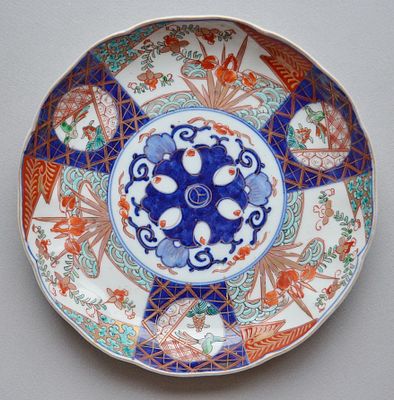 Фарфоровая тарелка Имари. Япония 19/20 вв. Фарфор, ручная роспись. Размер: высота 4.0 см 