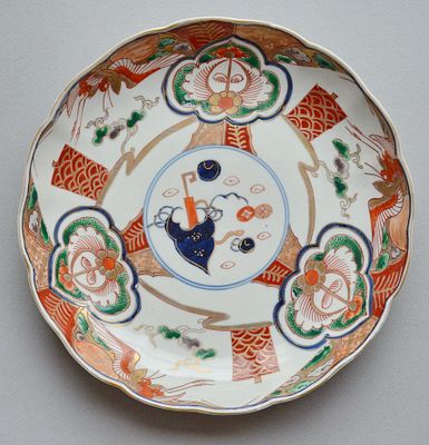 Фарфоровая тарелка Имари. Япония 19/20 вв. Фарфор, ручная роспись. Размер: высота 4.0 см 