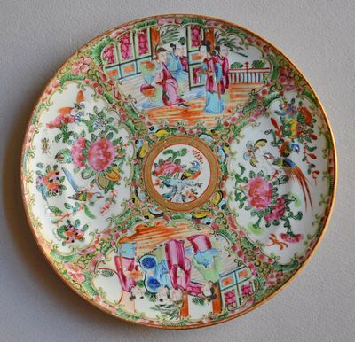 Большая фарфоровая тарелка, ручная роспись. Подпись. Китай . 19 в. Диаметр - 26.3 см