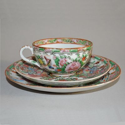 Чайный комплект, состоящий из чашки с блюдцем и десертной тарелки. Семейство “Китайская роза”. 