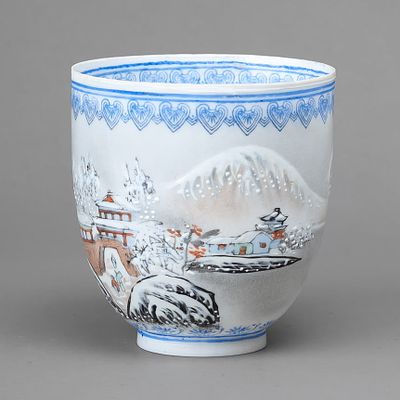 Стакан "Фудзияма зимой". Япония, 1960-е гг. Костяной фарфор, деколь с подрисовкой эмалевыми 
