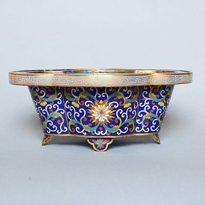 Кашпо. Китай. Династия Цин. 19-20 вв. Возможно период Республики до 1949г. Бронза, эмаль 