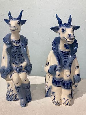 А. Павлов "СЧАСТЛИВЫ ВМЕСТЕ" белая глина , подглазурная роспись, соль кобальта, бесцветная 