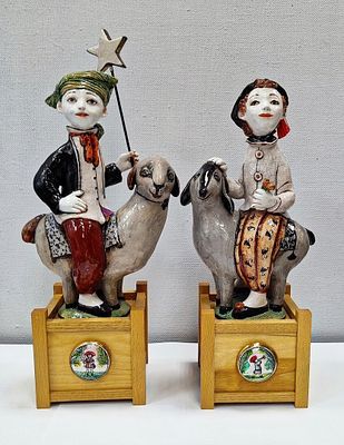 Скульптурная композиция "Ангелы" керамика, цветные глазури, надглазурная роспись , дерево 