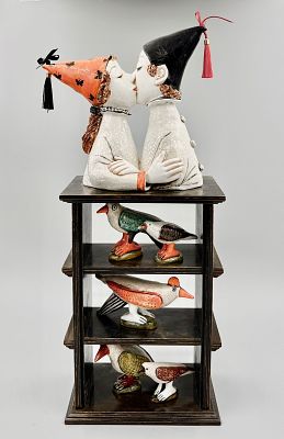 Скульптрная композиция "Поцелуй" , керамика, дерево роспись, 2025 год. Е. Сухарева.