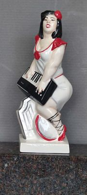 Скульптурная композиция "Музыка звучит" , фарфор , роспись 2 из 5,не является моделью для 