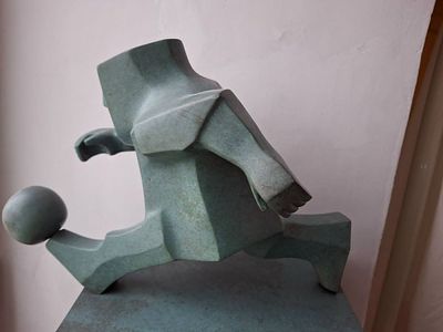 "Футболист" 28-23-14 см .бронза, литье, патина. Ф. Крущельницкий.