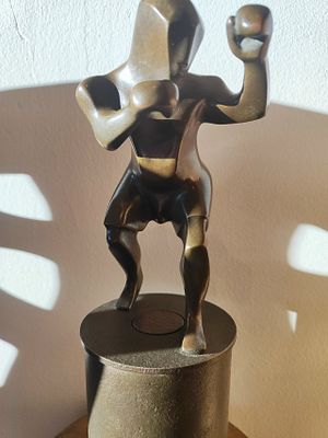 "Боксер" высота 36 см, бронза , литье патина. Ф .Крущельницкий.