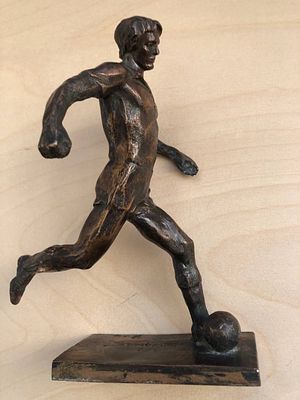 "Футболист" , 20 см, бронза , 1979 год.(Мурзин А).