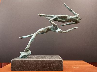 Харазян Сурен "Полёт". Из серии "Между небом и землёй". 42/40/14 см, бронза, гранит, 2021 год. 