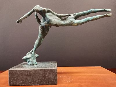 Харазян Сурен "Всё что было". 42 /22 /18 см. Бронза, 2019 год.
. Скульптура изображает две 