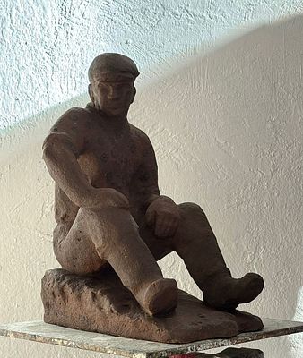 К. Суворова " Тракторист" из цикла "Псковичи". 1980 г. 44-31-26 шамот .Ленинград Кира 