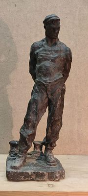 Исаева В (1898-1960 ) ."Рабочий" 1930 годы , бронза , 41см.
Вера Васильевна Исаева — советский 