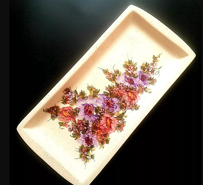 A tray/plate made by Israeli pottery artist Hava Schlezinger in 1970s.
Hand-painted with