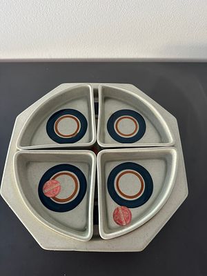 סט הגשה של ״לפיד״ קרמיקה ישראלית. סט חדש של לפיד עדיין עם המדבקות, מתאים לתנור/מדיח.