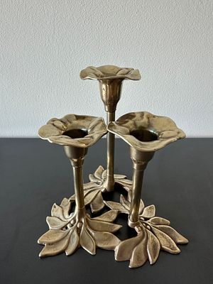 פמוט נחושת וינטג׳ תלת קני, חתום made in Italy. גובה 17 ס״מ