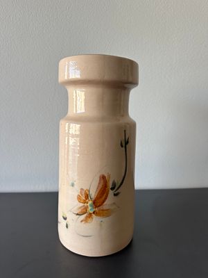 כד קרמיקה עם ציור פרחים של ברור חיל, חתום. 23 ס״מ קוטר 10 ס״מ
