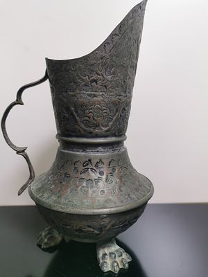 כד מים ערבי עתיק, אסלאמי מזרח תיכוני, מנחושת, 3 רגלי ברונזה, בערך, המאה ה-19 
(30 ס"מ) x (20 