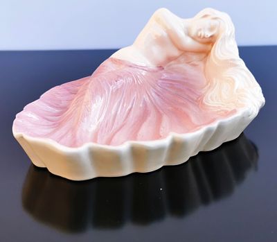 קערת מאפרה מדהימה מפורצלן בצורת ילדה בצורת צדף, נדירה 
18 ס"מ x 12 ס"מ x 7 ס"מ - 207 גרם