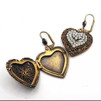 עגילים מיכל נגרין. עגילים מיוחדים של מיכל נגרין. 
לא היו בשימוש.