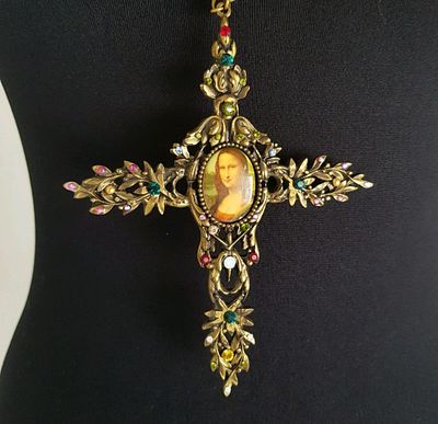 שרשרת עם תליון צלב מיכל נגרין. שרשרת עם תליון צלב ענק ממפעל של מיכל נגרין 13&times;11 ס"מ