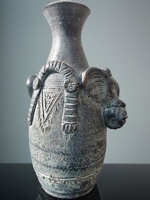 כד חרס טרקוטה בעבודת יד וינטג' 
אגרטל כד בצורת ראש פיל 
גודל - כ- 26 ס"מ x 15 ס"מ x 12 ס"מ - 