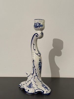 פמוט קרמיקה עם ציורים עבודת יד בצבע כחול.יוצר בפורטוגל חתום על יד RC&CL