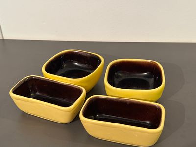 קרמיקה ישראלית קרנת. לוט צלוחיות קרמיקה ישראלית של קרנת.
הכולל שתי צלוחיות מרובעות ושתיים 