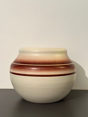 קרמיקה ישראלית בית היוצר. כד קרמיקה של בית היוצר חתום צבי. כד מעוגל בית היוצר גדול גובה כ-18 ס״מ 