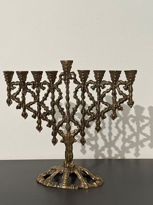 חנוכיה וינטג׳ עשויה פליז בעיצוב מיוחד, חתומה תמר. 
גובה כולל שמש 20.5 ס״מ