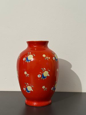 פורצלן סובייטי. כד פורצלן סובייטי בצבע אדום עם איורי פרחים.
מפעל הפורצלן פרבומאיסקי, הממוקם 