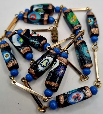 שרשרת מילאפיורי מורנו . שרשרת עם חרוזי זכוכית מיליפיורי אורך 72 ס"מ (= 28.5 אינץ' בערך) 
אבזם 