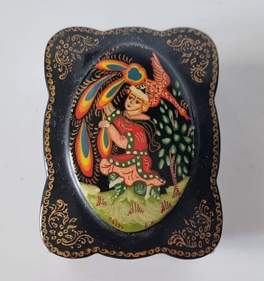 קופסה מיניאטורית פאלך Palekh. קופסאות לכה מיניאטוריות מפאלך הן יצירות אמנות עממיות רוסיות עשויות 