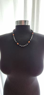 שרשרת אבנים קורל. שרשרת אבנים, המטיט, אוניקס שחורה וקורל ורוד. 42 ס"מ