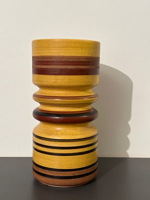 קרמיקה ישראלית ברור חיל. כד קרמיקה גדול ויפה של ברור חיל,חתום ״רוחה״.יש צ׳יפים בבסיס.
גובה 26 קוטר 13