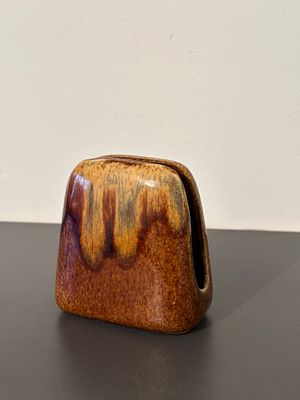 קרמיקה ישראלית בית היוצר. מפיון קרמיקה של בית היוצר, גלזורה חומה ללא סדקים. גובה 9 ס״מ