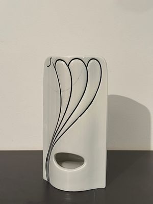 אגרטל פורצלן גרמניה. אגרטל פורצלן תוצרת Royal Bavaria Germany 
*יש שני סדקים